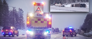 Lastbil med 50 kubik flygfotogen välte på E10 – massiv räddningsinsats: ”Brandfarligt”