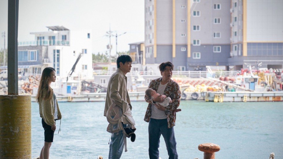 En sorts vänskap utvecklas mellan en omaka trio när de försöker sälja en bebis på svarta börsen i Hirokazu Kore-edas nya film.