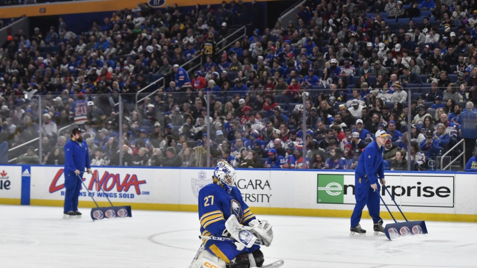 Buffalos målvakt Devon Levi pustar ut efter första NHL-matchen.