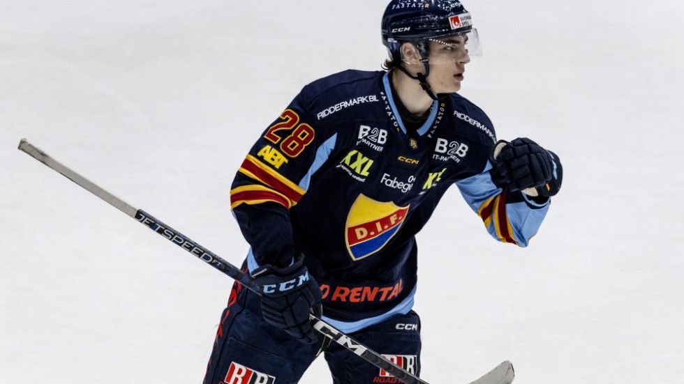 Liam Öhgren gjorde två av Djurgårdens sex mål när laget tog sig till semifinal i det hockeyallsvenska slutspelet. Arkivbild.