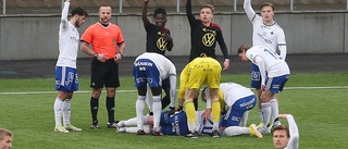 Otäcka smällen: IFK-backen knockad – blev utburen på bår