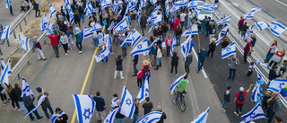 Israel klubbar ny lag – protester fortsätter