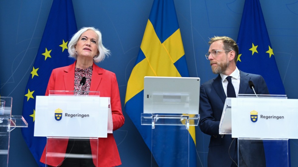 
Sjukvårdsminister Acko Ankarberg Johansson  och socialminister Jacob Forssmed, båda KD, ser här (1/11 2022) hålla pressträff om "satsningar" i budgeten. Vilket det väl handen på hjärtat egentligen inte är frågan om. 
