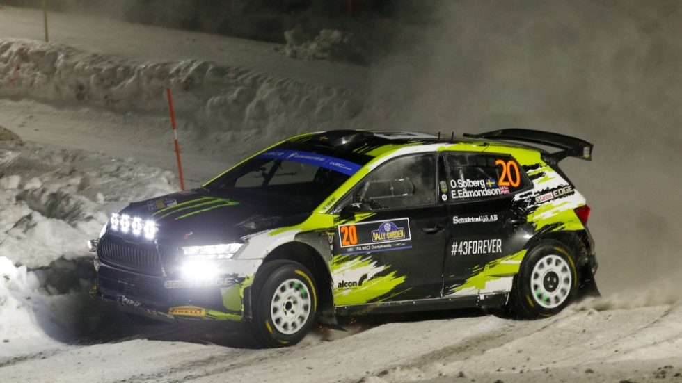 Skoda-föraren, svenske Oliver Solbeg leder WRC2-klassen i Svenska rallyt.