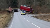Lastbil tappade släpet under färd – vägen stängdes av