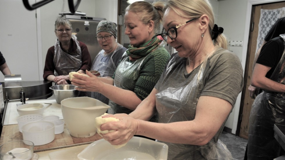 Längst bak i raden står Maarit von Becker, Annika Wahlström, Maud Heljelid och Fredrika Grahn och tvättar smör.