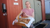 Sara, 42, sa upp sig och började baka bröd – nu driver hon bageri hemma i familjens garage • ”Borde vara stolta över vårt rågbröd”