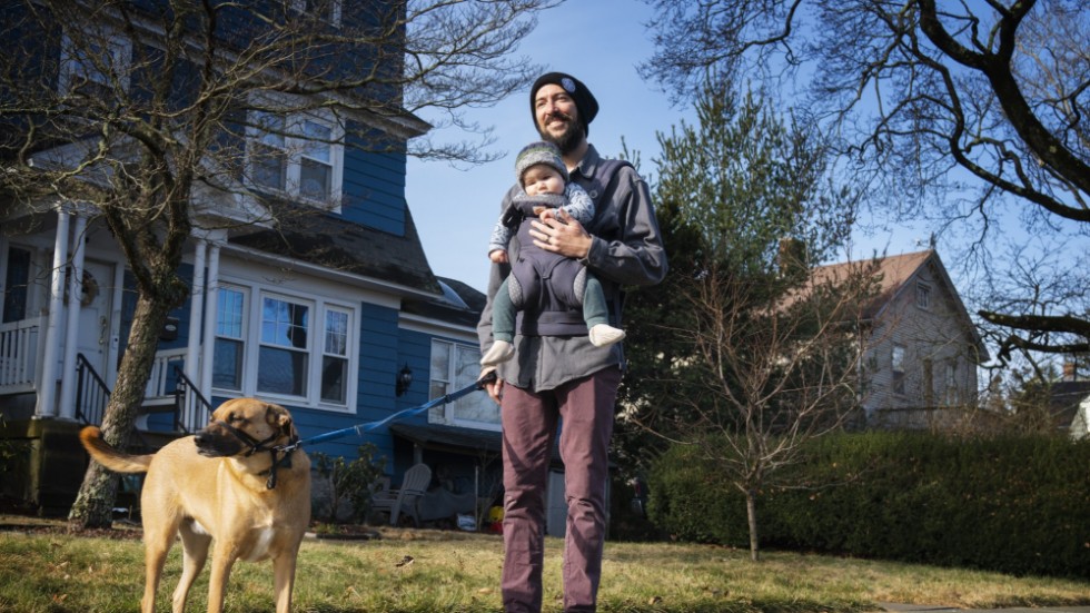 Jay Silva på morgonpromenad med sonen Levon och hunden Cosmo i Lisbon, Connecticut.