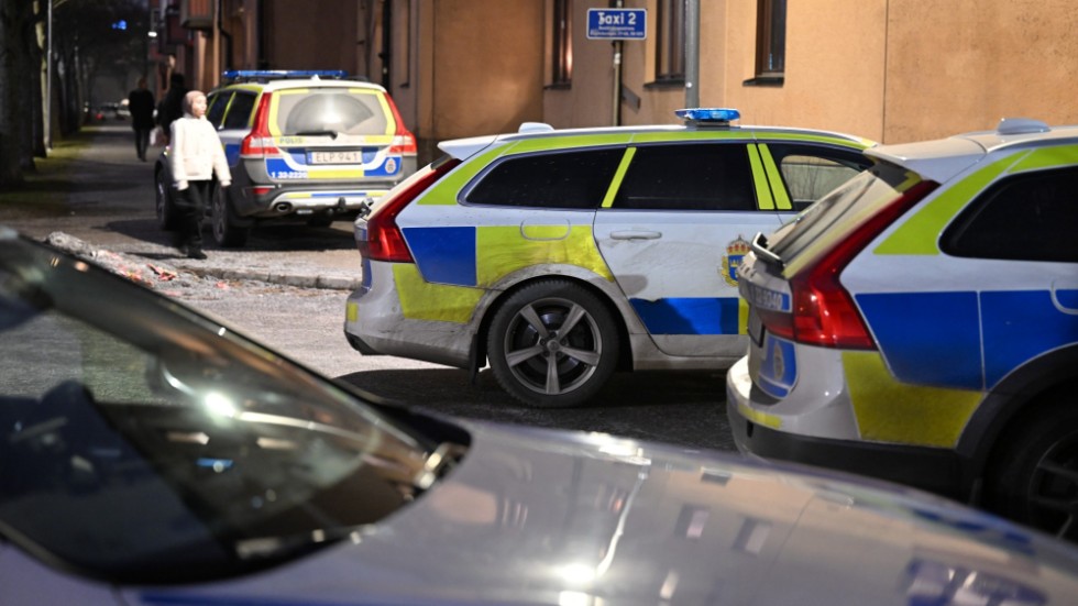 Polisen har spärrat av och genomsöker ett område i Enskededalen i södra Stockholm efter larm om höga smällar.