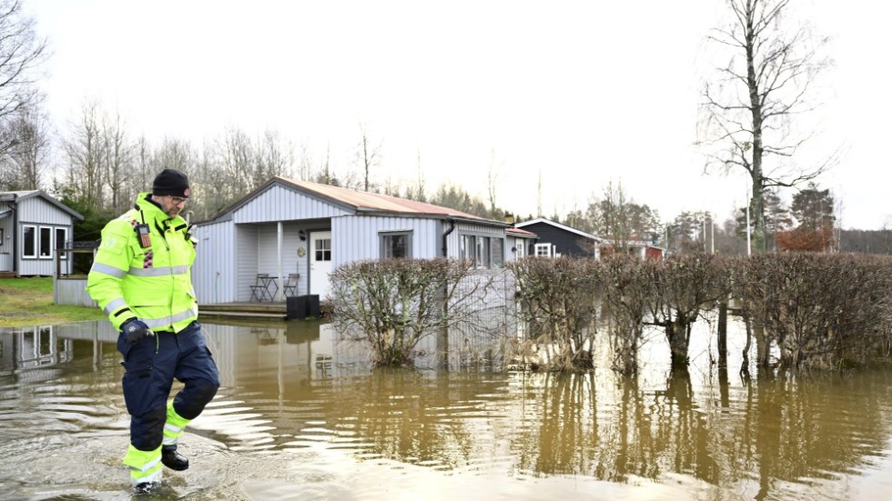 Johan Ragnar, räddningsledare från Höglandets räddningstjänst, jobbar med översvämningar i stugområde i Gisshult utanför Nässjö.