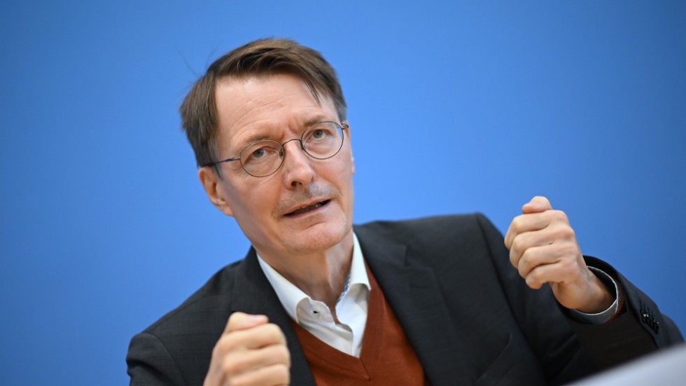 Tysklands hälsominister Karl Lauterbach presenterar landets planer på en legalisering i oktober 2022.