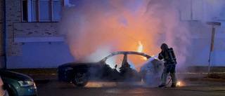 Bil brann på parkering i Berga – blev helt övertänd