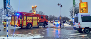 Två bilar krockade i korsning i centrala Katrineholm – polispatrull "körde in i olyckan"