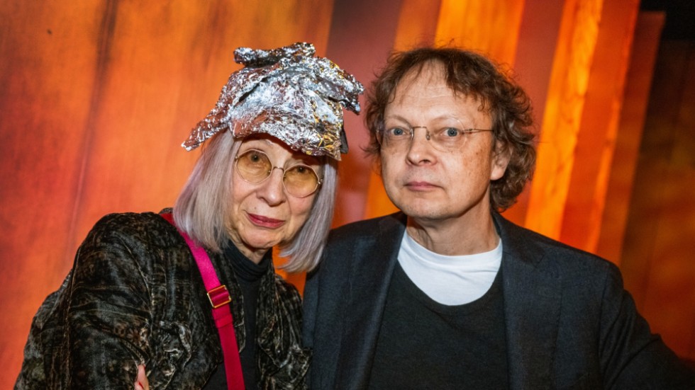 Suzanne Osten med foliehatt bredvid Erik Uddenberg – de gör pjäsen "Konspiration" i höst på Dramaten.