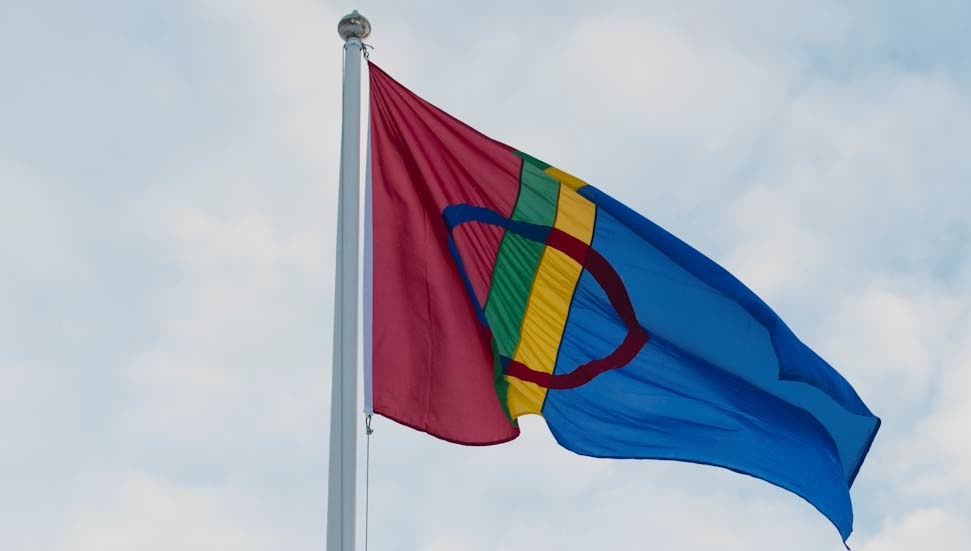 ”Vi som lever i Sápmi känner fortfarande av både rasism och historisk okunskap kring hur det samiska folket trängts undan av majoritetssamhället och staten.”