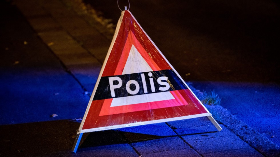 Tre personer skadades när en bil körde in i en busskur i Göteborg. Arkivbild.