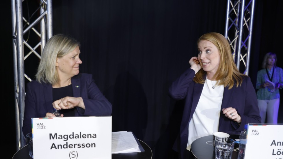 Statsminister Magdalena Andersson (S) och Centerpartiets ledare Annie Lööf redo i Radiohuset inför Sveriges Radios slutdebatt med partiledarna.