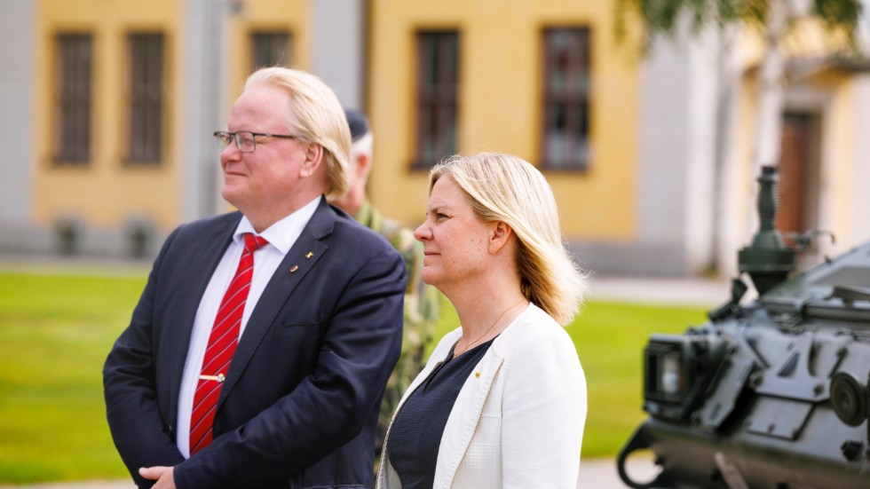 Statsminister Magdalena Andersson (S) och försvarsminister Peter Hultqvist. Arkivbild.