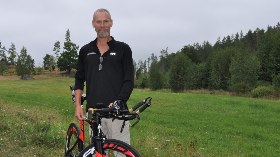 Anders Gunnarsson har träningen runt knuten med vackra omgivningar på Torpön. Cykeln är utrustad med 2x11 växlar.
