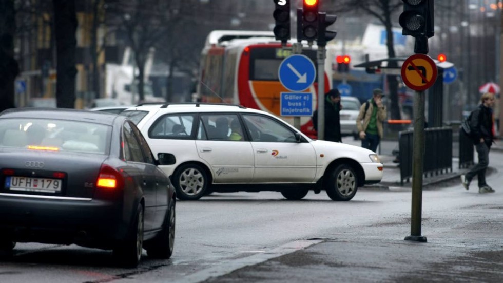 Insändarskribenten undrar varför biltrafikanter inte håller avstånd till framförvarande bil.