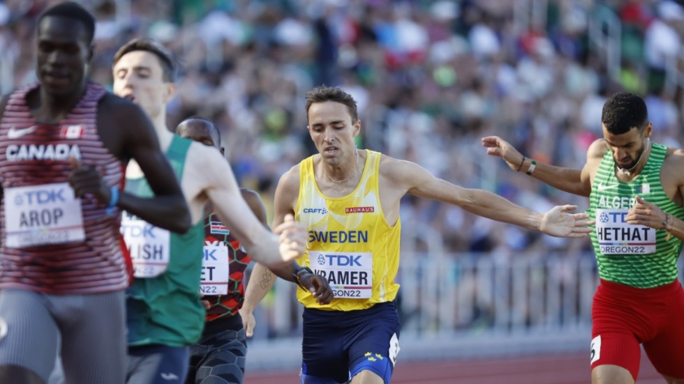 Andreas Kramer tog sig vidare till semifinal på 800 meter – trots trubbel.