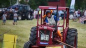 Traktorerna brummade blixtsnabbt – traktorracet är tillbaka • "Det är en folkfest"
