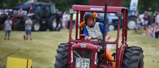 Traktorerna brummade blixtsnabbt – traktorracet är tillbaka • "Det är en folkfest"