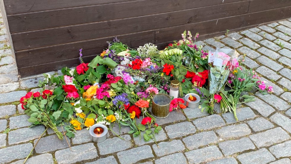 Blommor vid platsen där en gärningsman gick till attack vid Donners plats i Visby under Almedalsveckan.