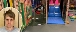 Skyfallet orsakade översvämningar på lekland – tvingades stänga: "Bubblade upp vatten"