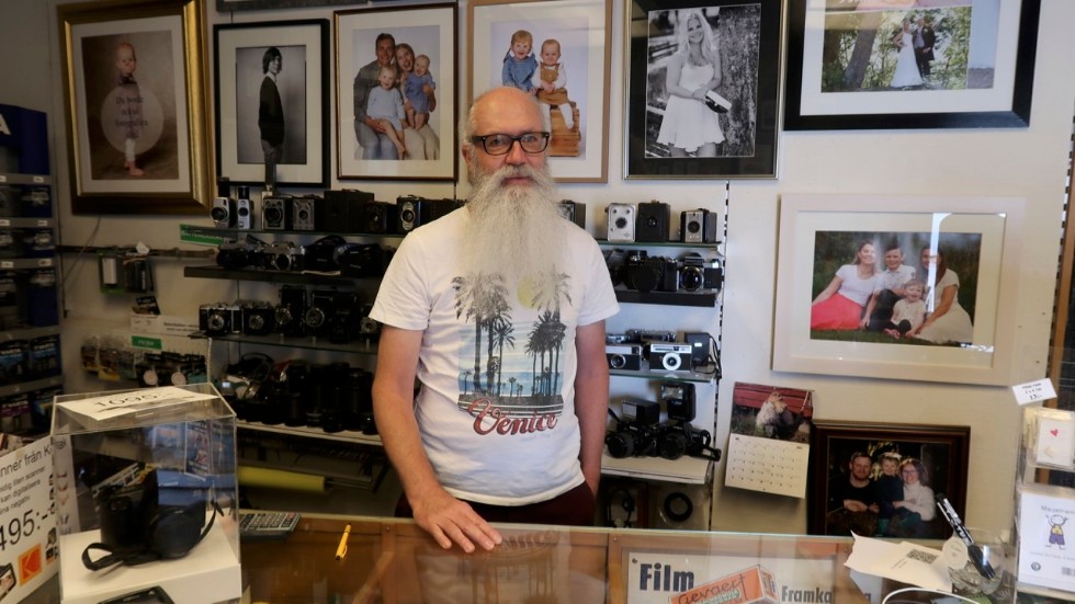 Björn Stridh på Thornbergs Foto säljer fortfarande analog film.