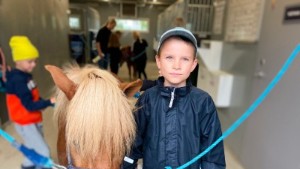 Hästfritids på sommarlovet för Herman, 7: "Jag gillar hästar men även pokémonkort"
