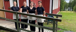 Sommarcaféet som gör att byn Mockträsk lever upp: "Vi ungdomar får sommarjobb och lär oss driva ett café"