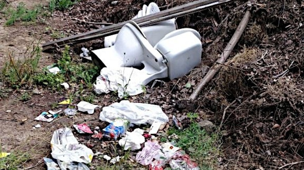 En toalettstol och mycket annat dumpades vid kompostgården i Virserum.   Det föll på ÖSKs lott att köra bort den, och betala vad det kostar i fråga om arbetstid och bränsle.