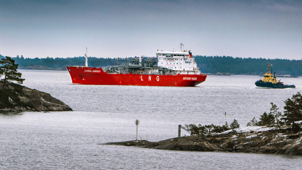 Rysk gas anländer till Nynäshamns hamn med fartyget ”Coral Energy”. Bilden är tagen i februari 2023.
