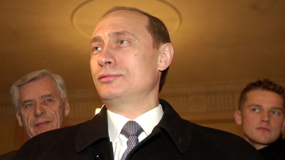Skribenten berättar historien om Vladimir Putin, här på valdagen den 26 mars år 2000.