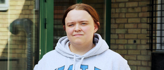 Mollie, 18, missar studenten med klassen – felplacerades i skolan