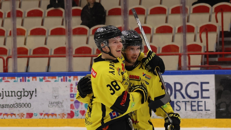 Eddie Levin firar sitt mål borta mot Troja tillsammans med William Alftberg.