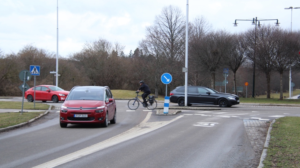 När en bilist kör in i rondellen säger trafikregeln för cykelpassager att cyklisten har väjningsplikt, menar insändarskribenten.