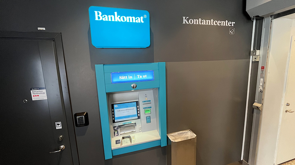 Kontantcentret i gallerian i Hultsfred har numera endast en bankomat. Den kan användas för både uttag och insättningar.