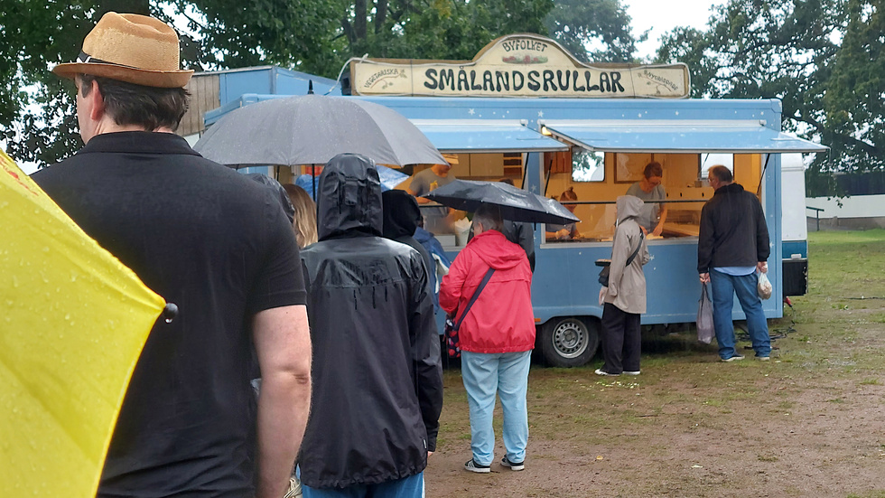 I många år har Byfolket serverat sina Smålandsrullar på Hultsfred marknad. Förra året var det lång kö till vagnen.