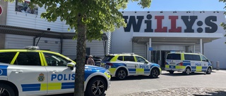 Polisinsats vid mataffär i Tornby – man har plockat på sig varor