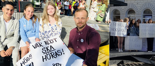 Här protesterar Årbyeleverna mot nedläggningsbeslutet