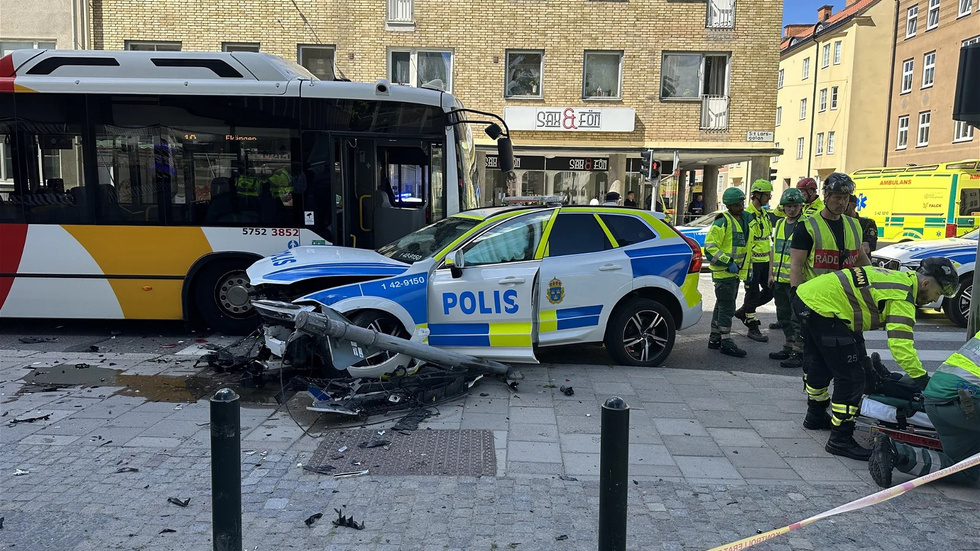 Två Polisbilar I Krock Mitt I Linköping Fem Till Sjukhus 