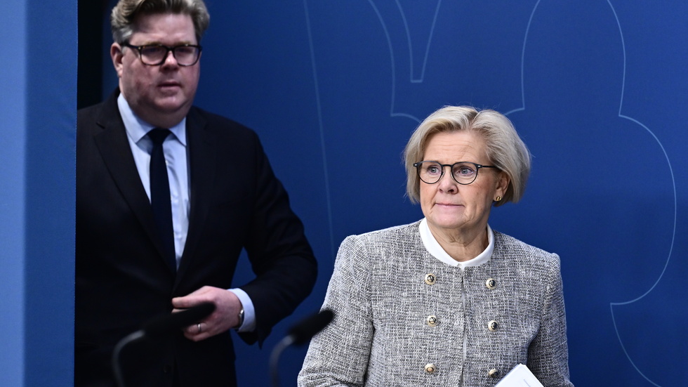 Justitieminister Gunnar Strömmer under fredagens pressträff tillsammans med rikspolischef Petra Lundh.