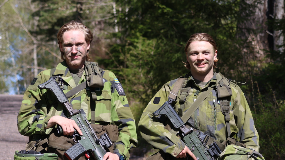 Värnpliktiga från Södra Skånska Regementet agerar infartposter.