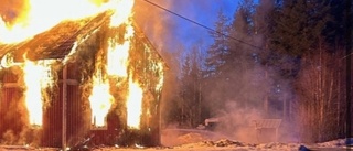 Stort pådrag efter brand: "En övertänd villa"