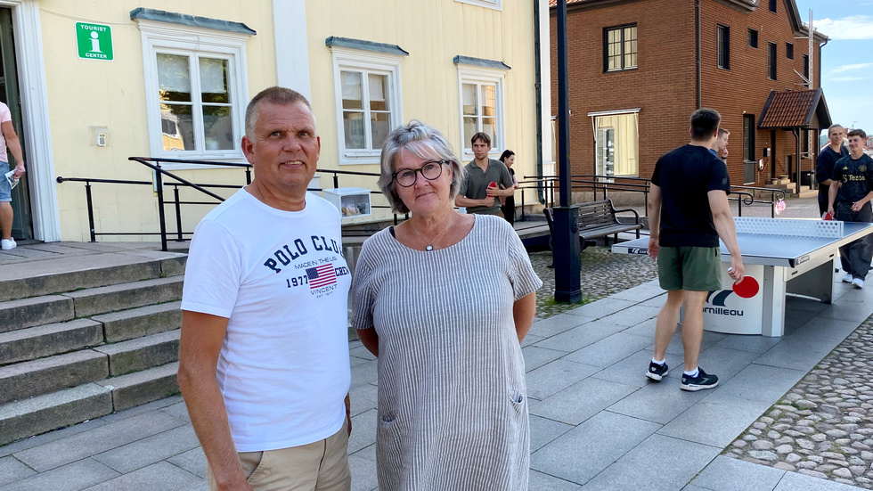 Utvecklingschefen Egon Karlsson och kommunstyrelsens ordförande Helen Nilsson (S) konstaterar att olika förbättringar för ett mer levande torg, som till exempel pingisbordet i bakgrunden, snabbt blivit populära. Sånt vill de se mer av och hoppas att statliga inkomster på den lokala turismen kan omfördelas på ett bättre sätt. 