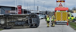 Bilister krockade i Norrköping – en av bilarna välte