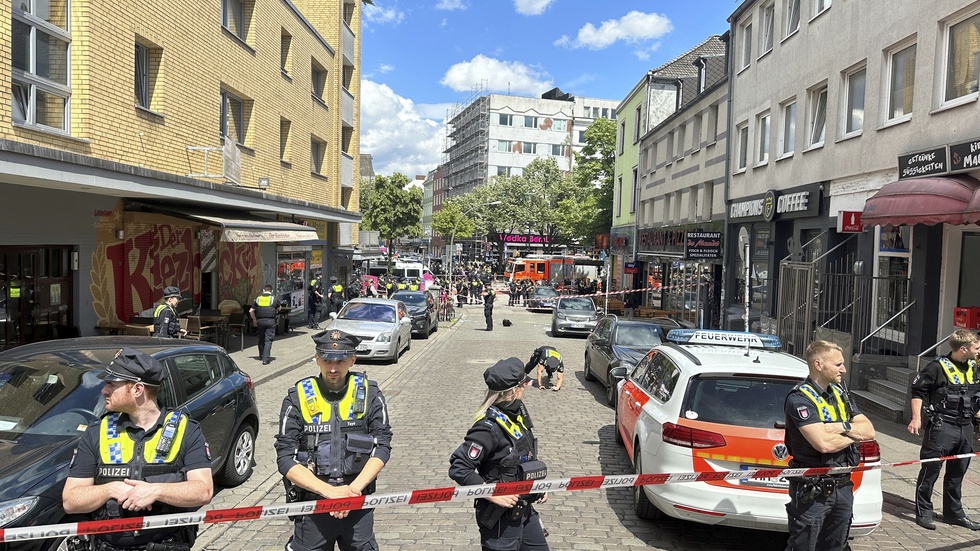 Polisavspärrningar vid Reeperbahn i centrala Hamburg efter att en man skjutits av polis.