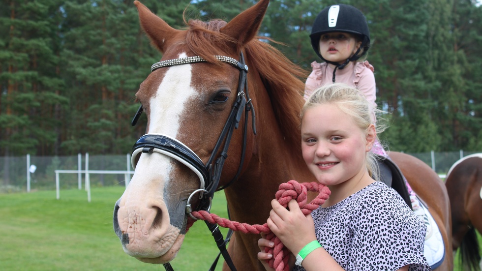 Under söndagen den 11 augusti var det familjedag på Gullemon i Gullringen. Dagen bjöd bland annat på ponnyridning och på bild ser ni modiga Runa Gårdebrink, 2 år, Emilia Schwartz, 12 år, och hästen Bikini som stod till tjänst för alla barn som ville ut på en ridtur.